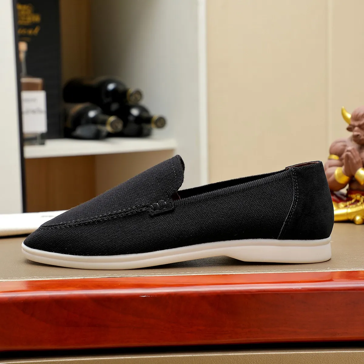 Men's Men's Shoes 💰 400 Loro PIana moccasin made of wish wool fabric. The upper is made of knitted fabric, made on a loom, and then attached to a rubber sole. The Rain System's water-repellent treatment enhances the shoe's functional design, while the suede details give the shoe a sense of elegance and sophistication. Made from Wish, fine wool from Australian and New Zealand Merino sheep 38-44